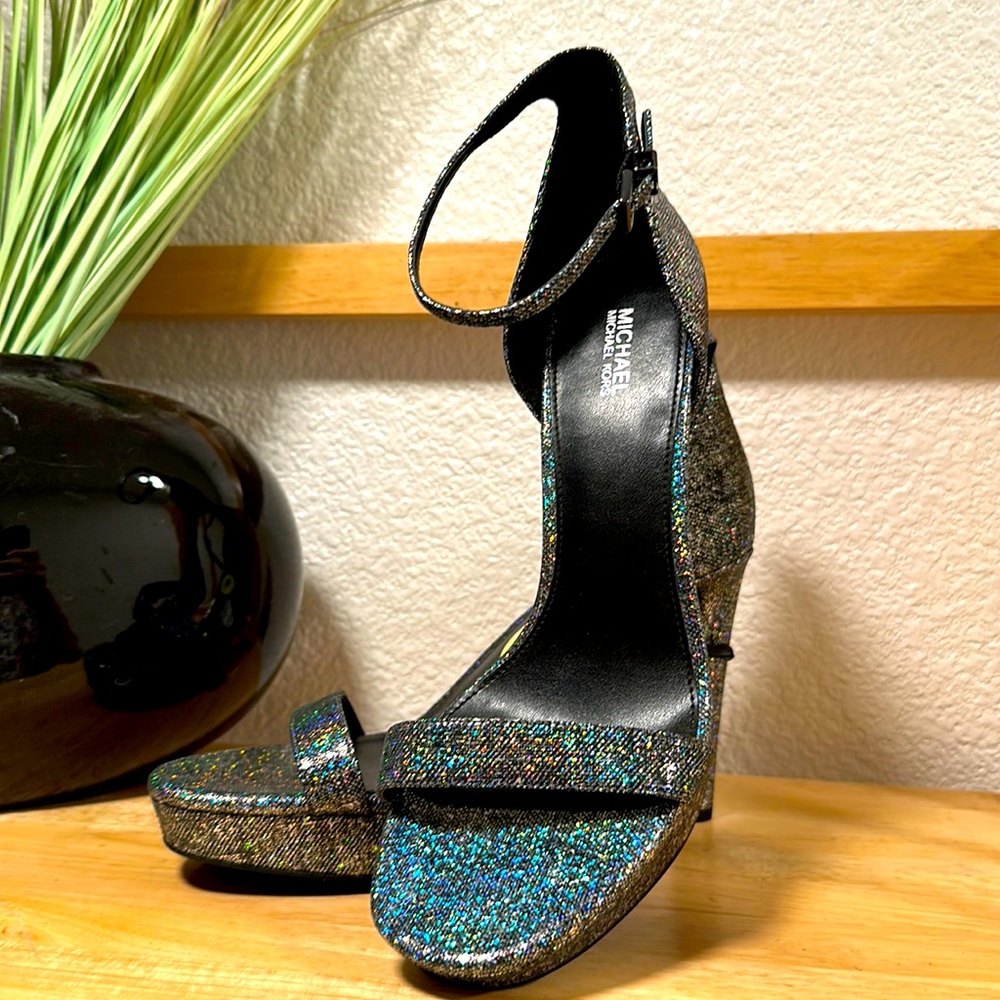 BRAND NEW never worn Margot glitter platform heel